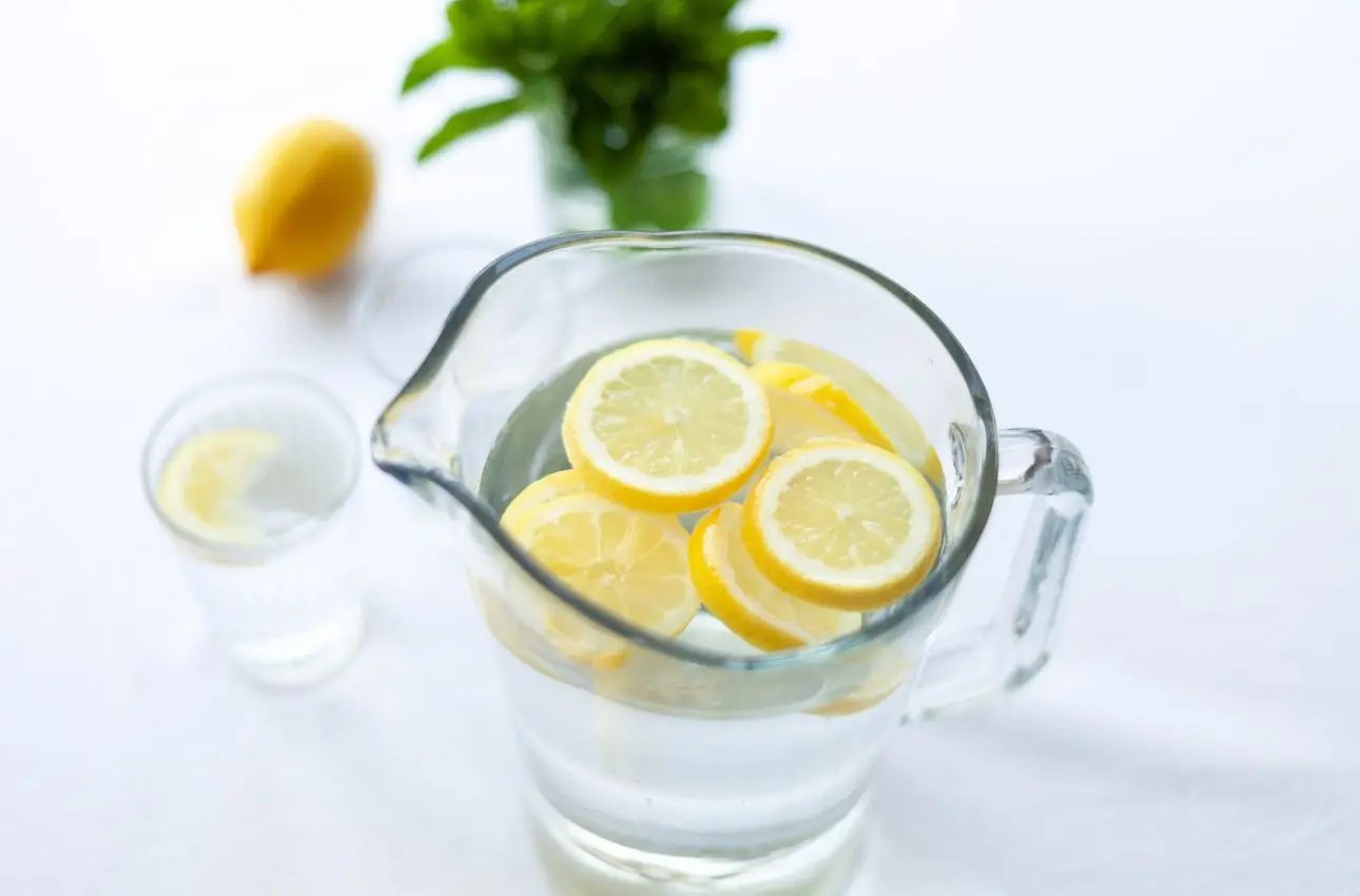 Bere acqua calda con limone e zenzero al mattino: ecco i benefici per il tuo organismo Bere acqua calda con limone e zenzero al mattino: ecco i benefici per il tuo organismo