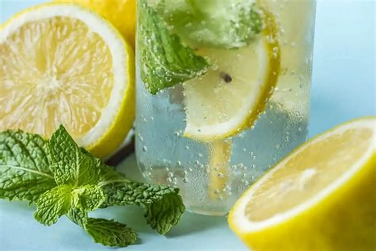 Bere acqua calda con limone e zenzero al mattino: ecco i benefici per il tuo organismo Bere acqua calda con limone e zenzero al mattino: ecco i benefici per il tuo organismo