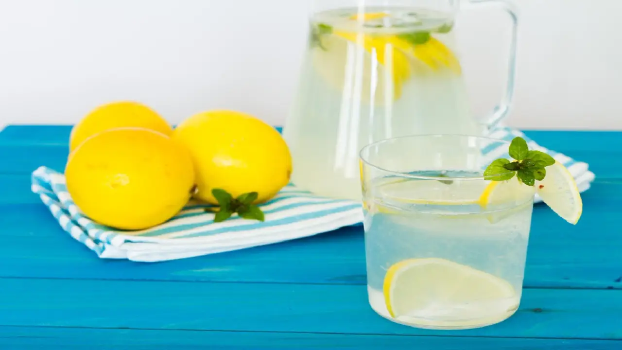 Bere acqua calda con limone e zenzero al mattino: ecco i benefici per il tuo organismo Bere acqua calda con limone e zenzero al mattino: ecco i benefici per il tuo organismo