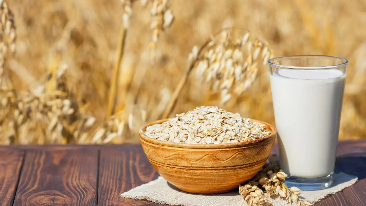 Bere latte di avena: ecco le conseguenze per colesterolo e glicemia Bere latte di avena: ecco le conseguenze per colesterolo e glicemia