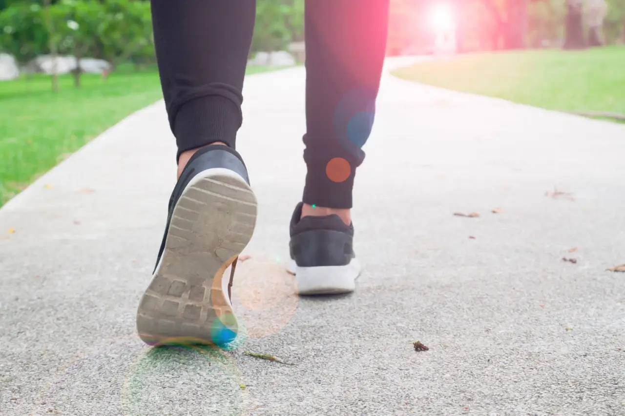 Camminare 30 minuti al giorno: ecco gli effetti su glicemia e colesterolo Camminare 30 minuti al giorno: ecco gli effetti su glicemia e colesterolo