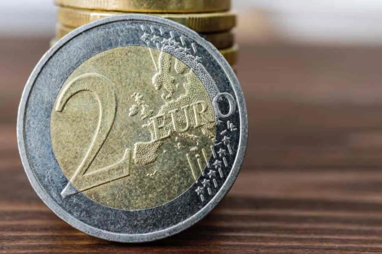 Trova i due euro con la casa e sei ricco (foto) Trova i due euro con la casa e sei ricco (foto)