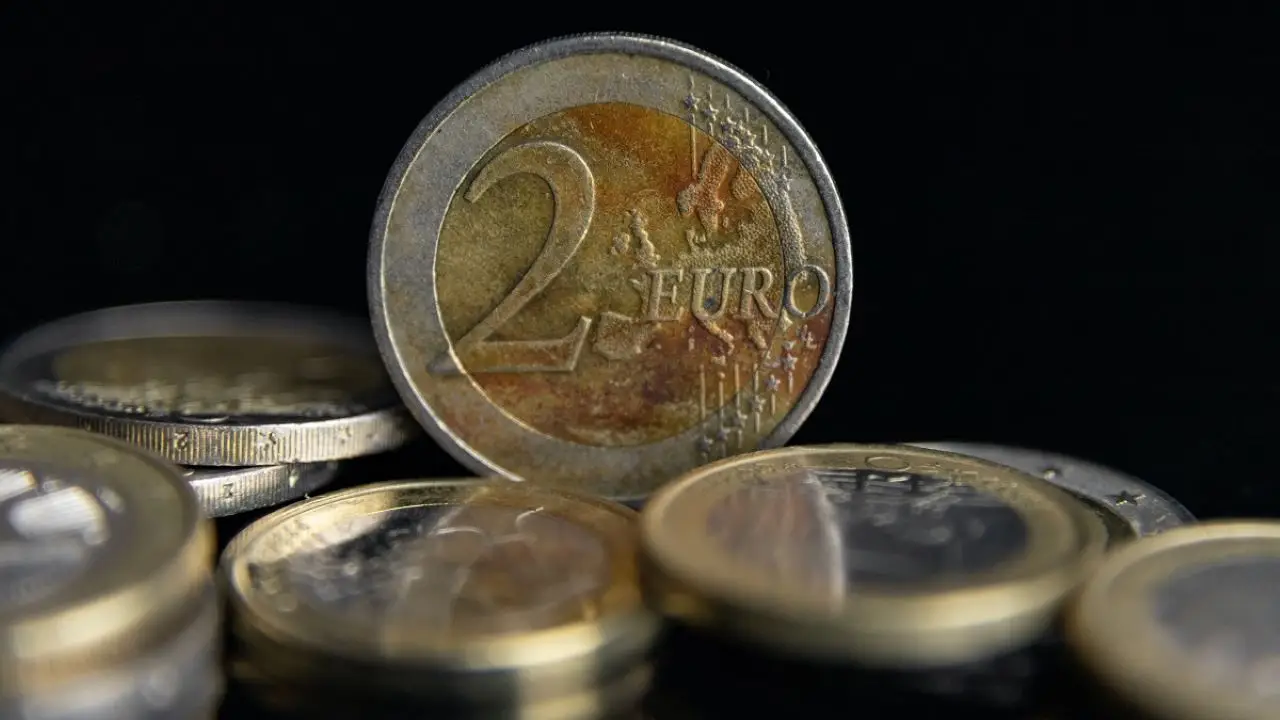 Trova i due euro con la casa e sei ricco (foto) Trova i due euro con la casa e sei ricco (foto)