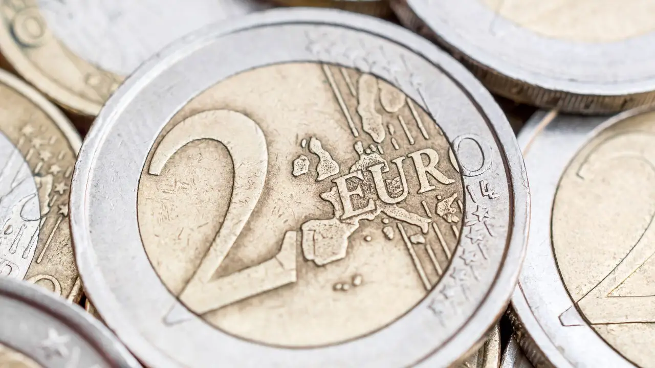 Trova i due euro con la casa e sei ricco (foto) Trova i due euro con la casa e sei ricco (foto)